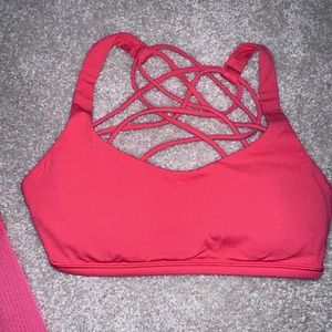 Women’s peach lululemon leggings and sports bra